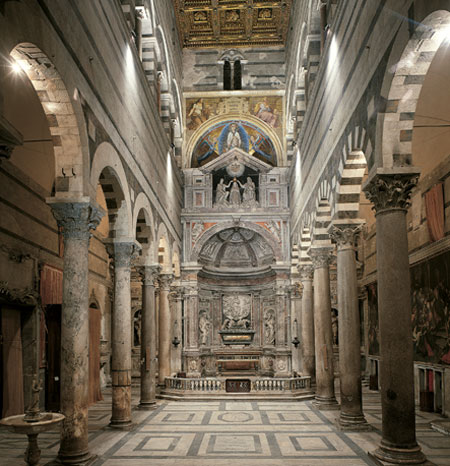 La cattedrale di Pisa, capolavoro del Romanico pisano.