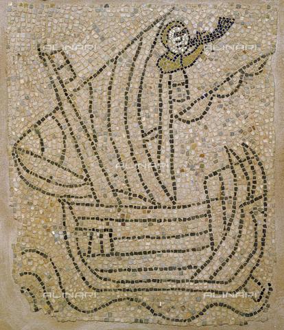 Nave con marinaio che suona il corno durante la IV crociata