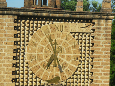  Il grande orologio della Torre del Tempo, che incorpora la serie numerica di Fibonacci
