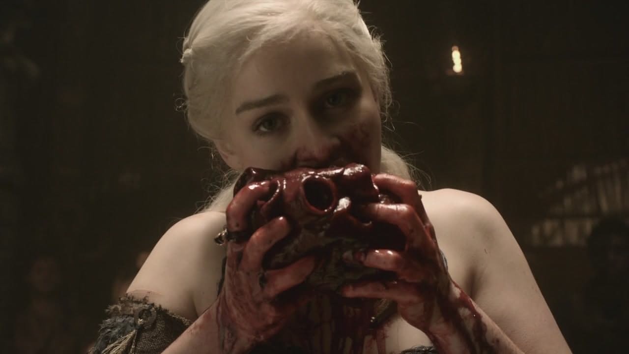 daenerys-divora-un-cuore-in-una-celebre-scena-della-prima-stagione-di-games-of-thrones