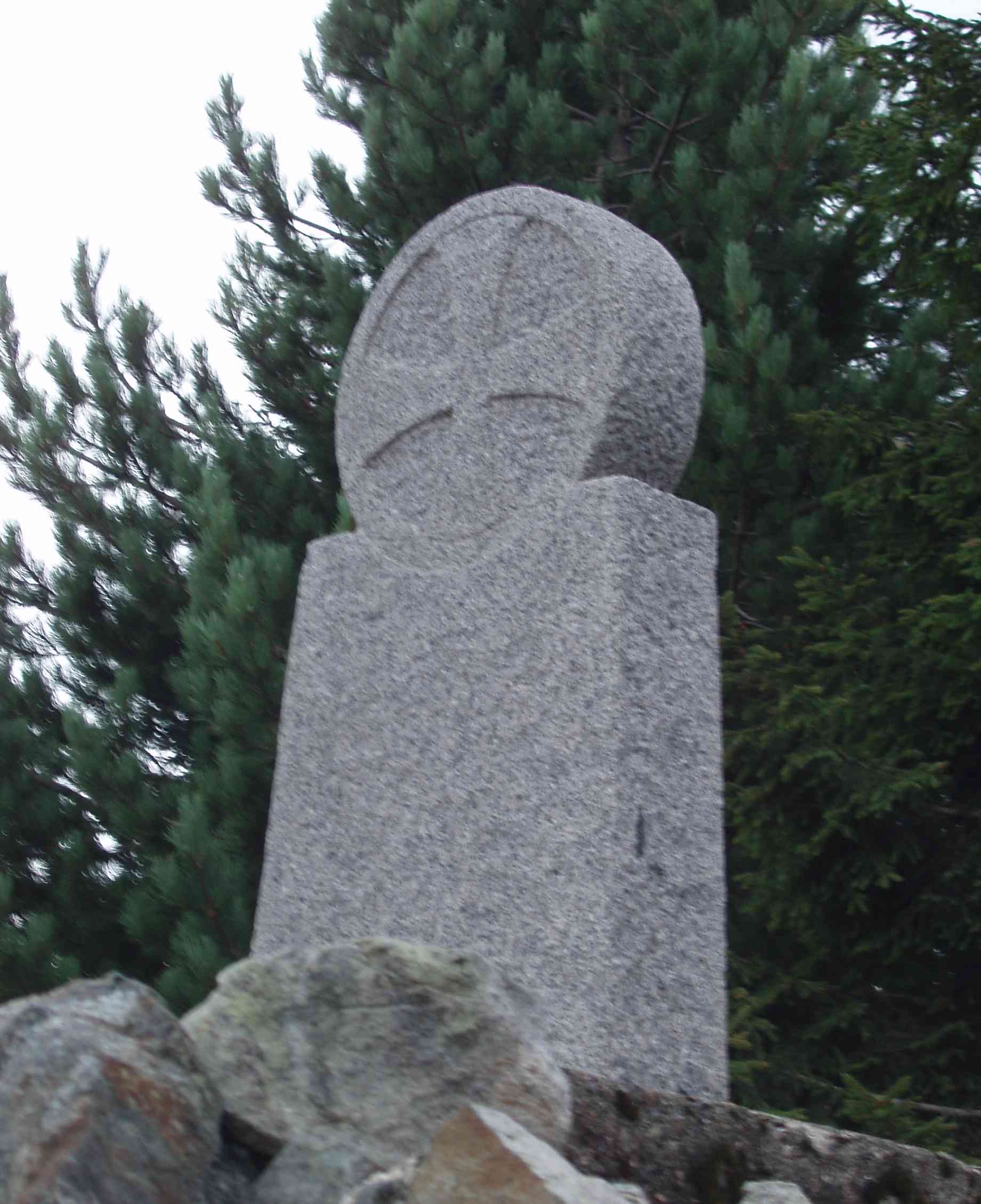 Il cippo che ricorda Fra Dolcino, sul monte Rubello (foto: Ceragioli).