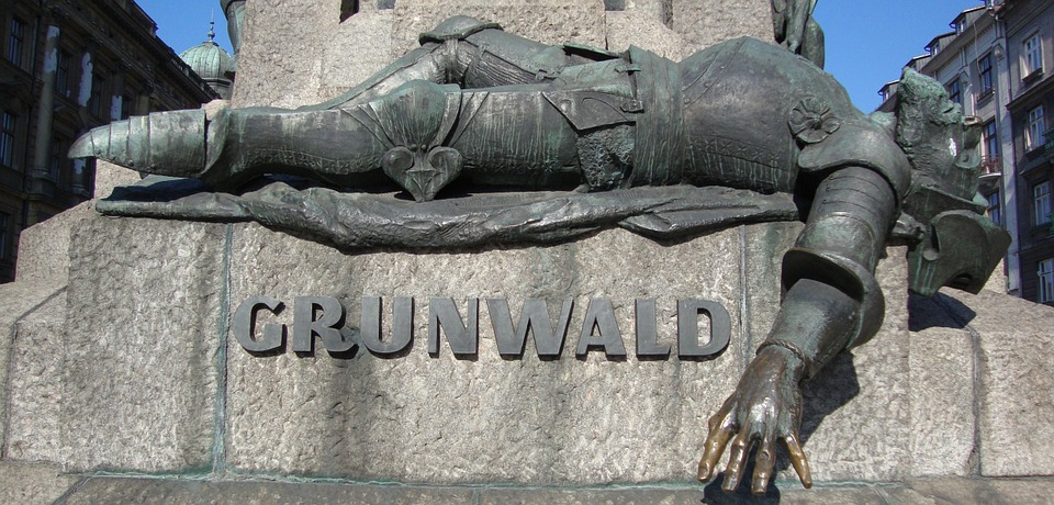 Ulrich von Jungingen immortalato alla base del monumento che ricorda la battaglia di Tannenberg/Grunwald, a Cracovia.