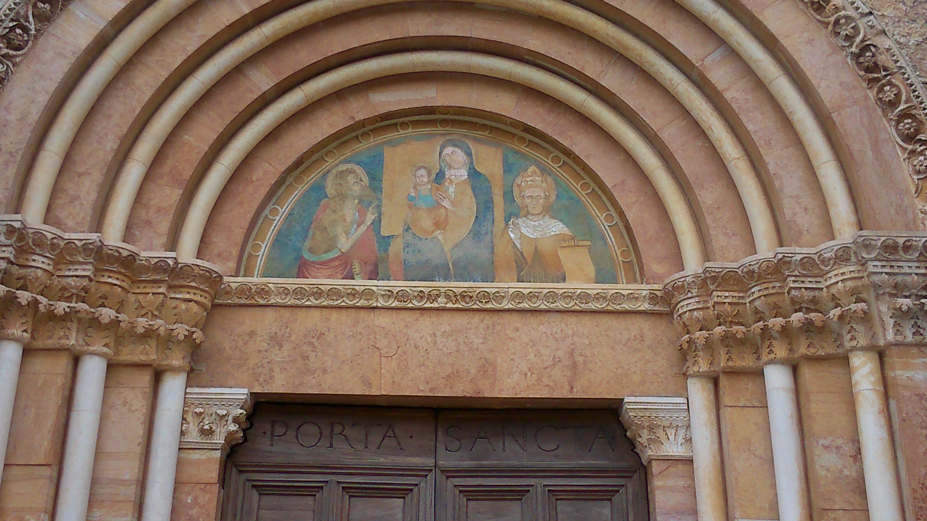 Particolare della Porta Santa della basilica di Santa Maria di Collemaggio a L'Aquila.