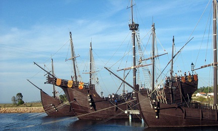 Ricostruzione delle tre caravelle in dimensione naturale, ancorate al molo de las Carabelas