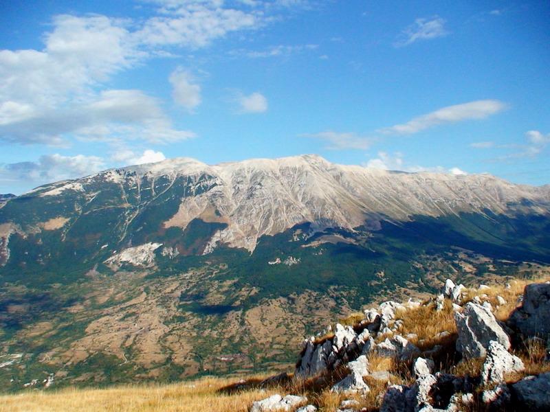 Il monte Morrone e, sullo sfondo, il gruppo della Majella