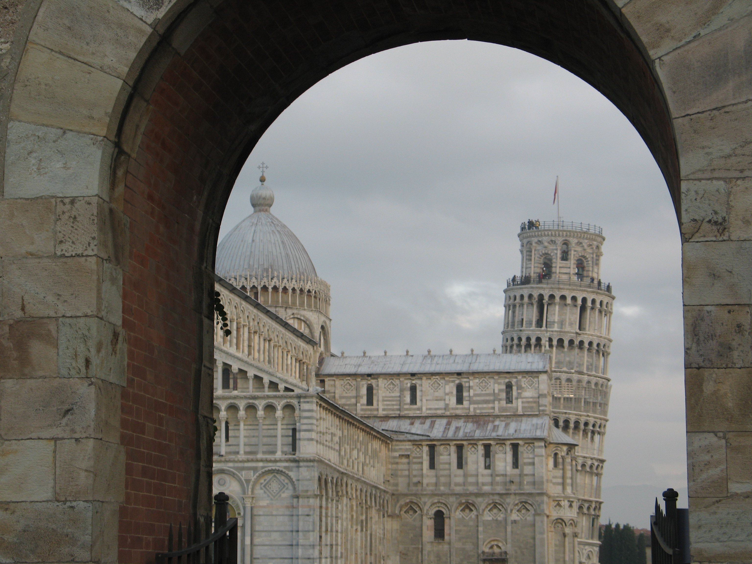 La visuale mozzafiato dei monumenti di Piazza dei Miracoli dall'ingresso ovest