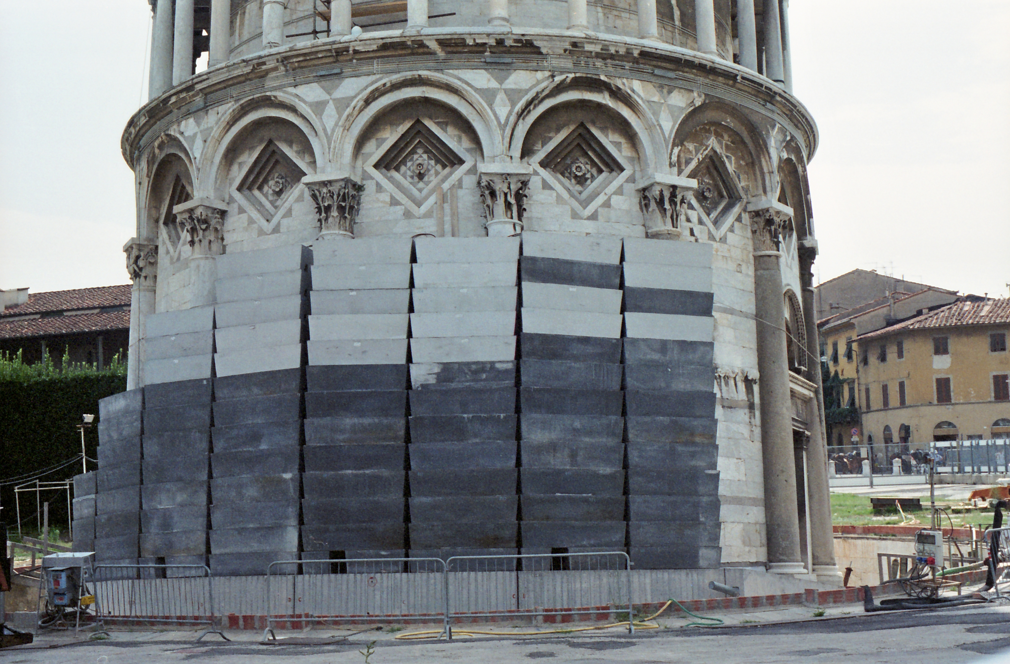 I contrappesi di piombo appoggiati alla base della Torre nel 1993 per contrastarne il ribaltamento