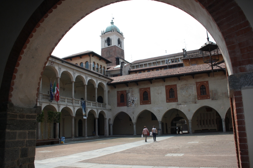 Il Broletto di Novara, chiuso nel lato sud dal Palazzo del Podestà