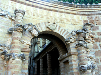 Il tufo, cenere vulcanica pietrificata e destinato a tornare polvere, interpreta alla perfezione il senso di caducità che Buzzi voleva imprimere alle sue architetture