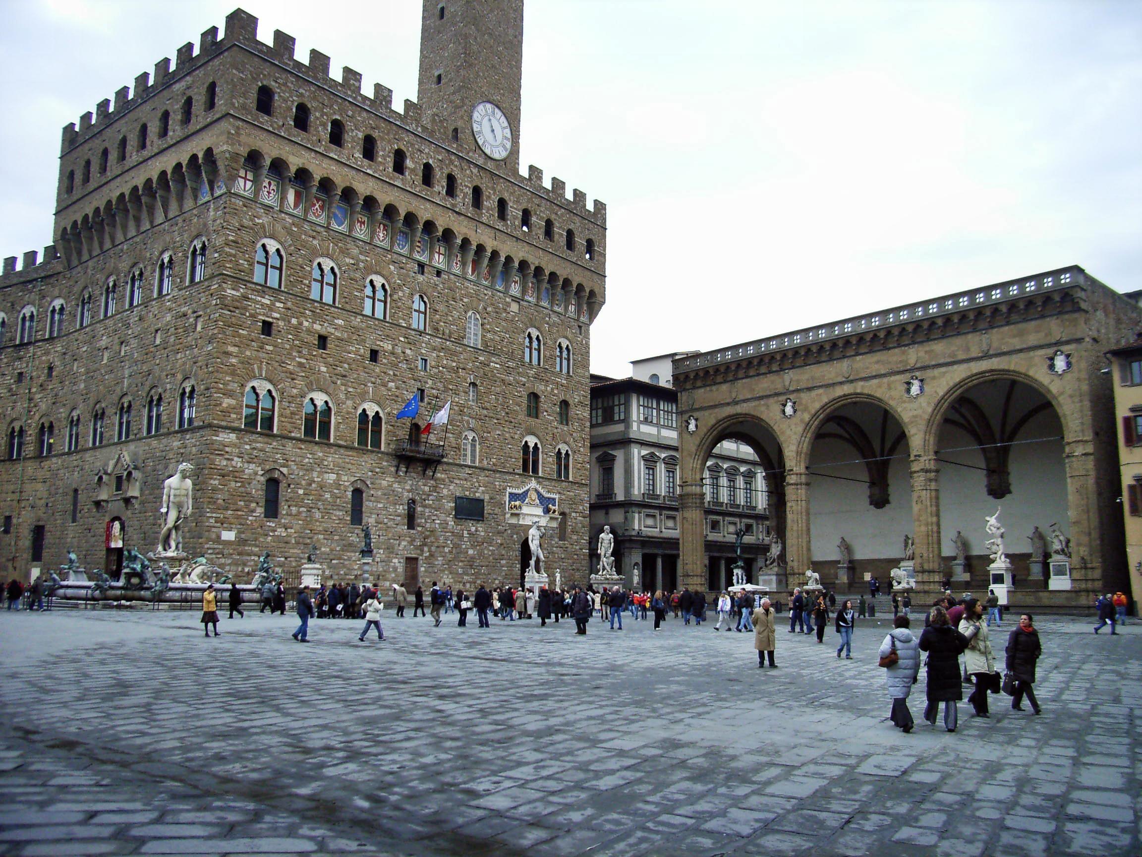 Firenze, Piazza della Signoria. È ancora la sede del potere civile e il cuore della vita sociale della città. A forma di L, si trova nella parte centrale della Firenze medievale, a sud del Duomo