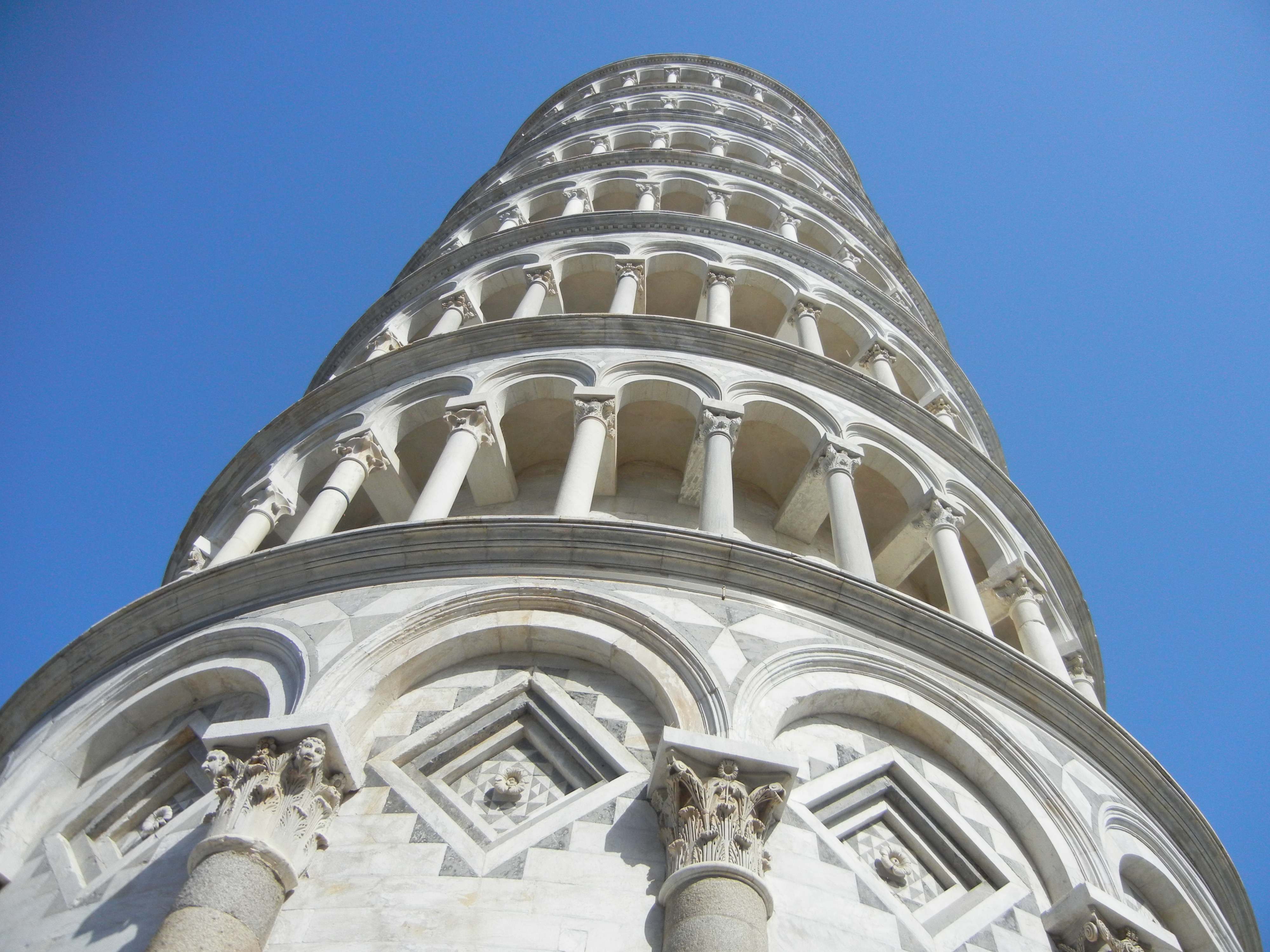 torre-di-pisa-vista-da-sotto