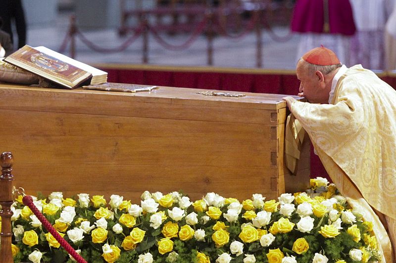 Il cardinale Dziwisz bacia la bara di Giovanni Paolo II il giorno della sua beatificazione