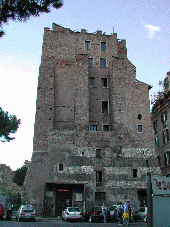 La parte inferiore della Torre dei Conti (foto Lalupa)