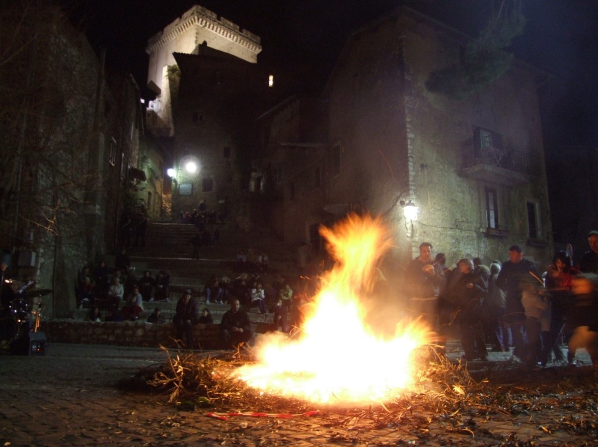 Il falò di Sermoneta (Latina) per la festa di San Giuseppe