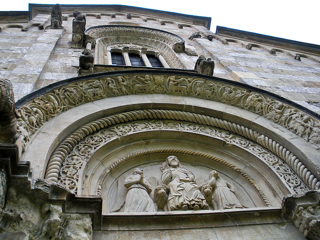 il-portale-del-monastero-di-decani-in-kosovo