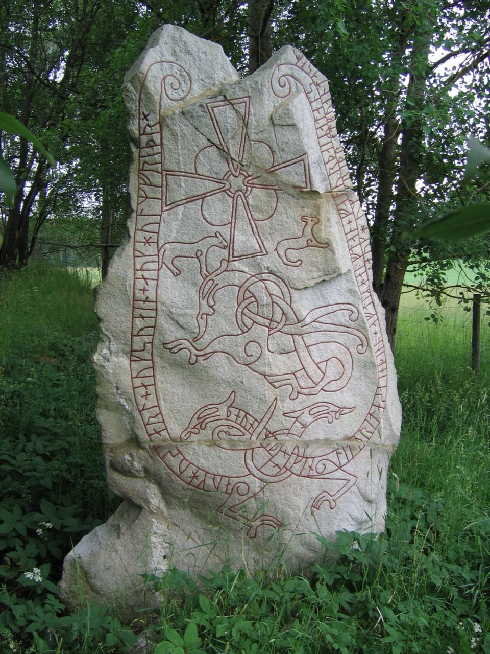 figure-di-lindworms-su-una-pietra-runica