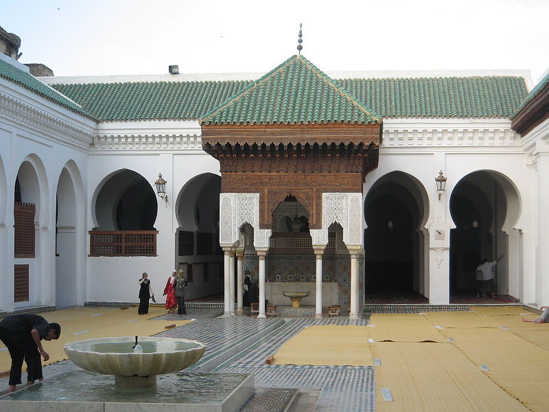 vista-dal-cortile-della-moschea-universita-al-qarawiyyin-di-fez-marocco-la-prima-jami%ca%bfa-fondata-nell859