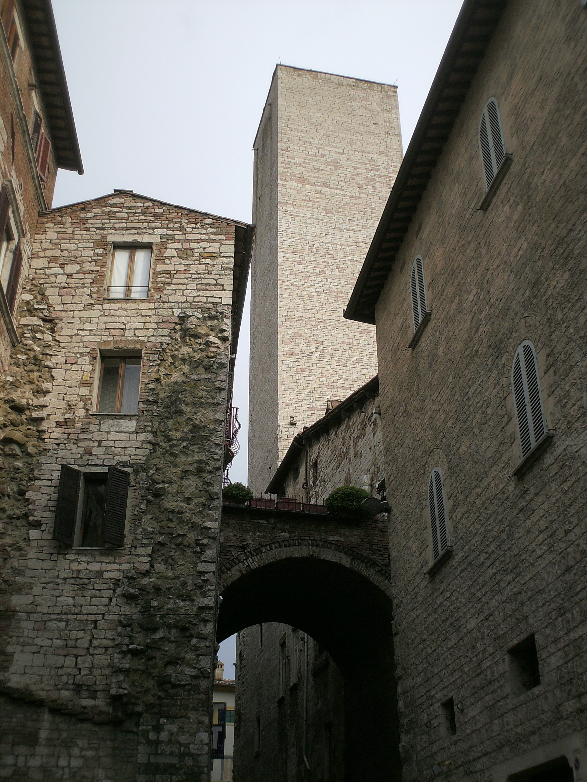 3-torre-degli-sciri-e-casa-torre-scorcio-da-via-dei-priori