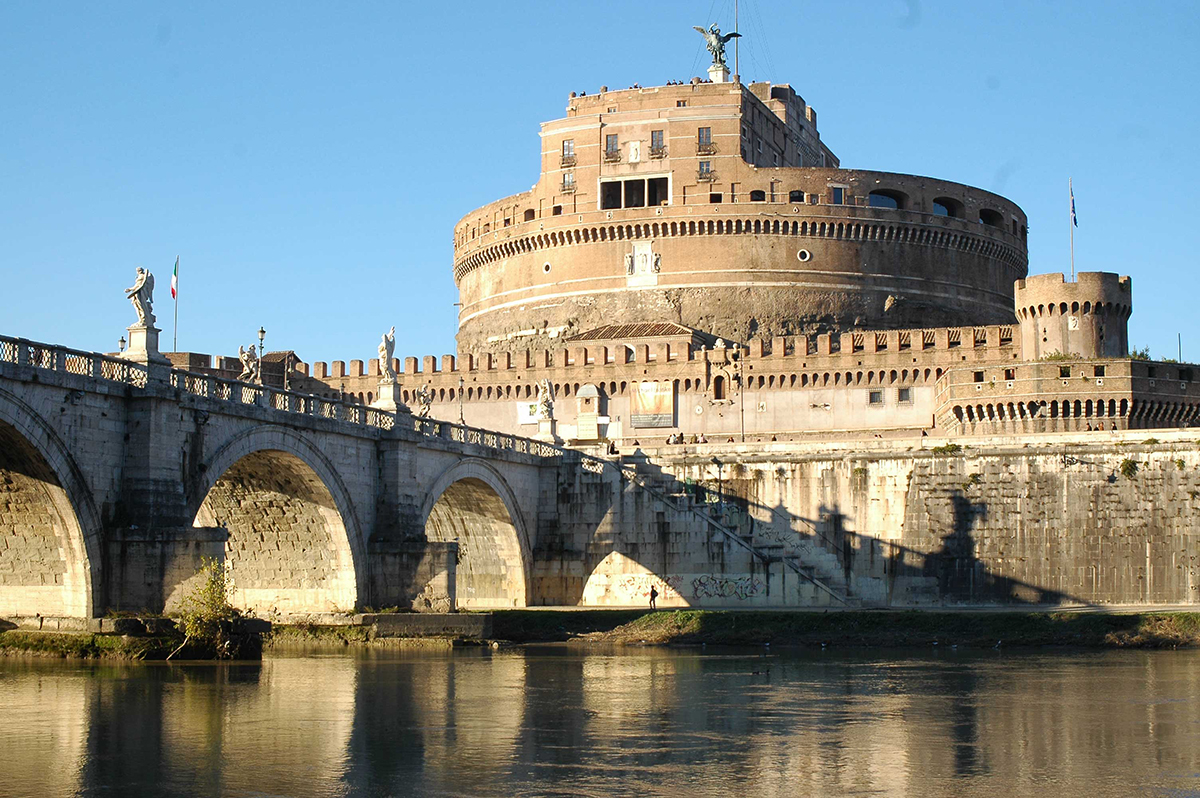 Castel Sant'Angelo. Costruito nel II secolo d.C. come Mausoleo per l'Imperatore Adriano, Castel Sant'Angelo  ha ospitato i resti di Adriano e dei suoi successori fino all' Imperatore Caracalla