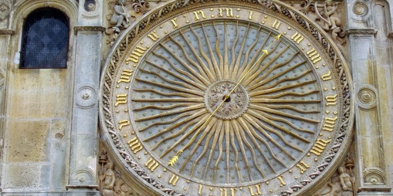 Orologio su una parete della Cattedrale di Chartres - Francia