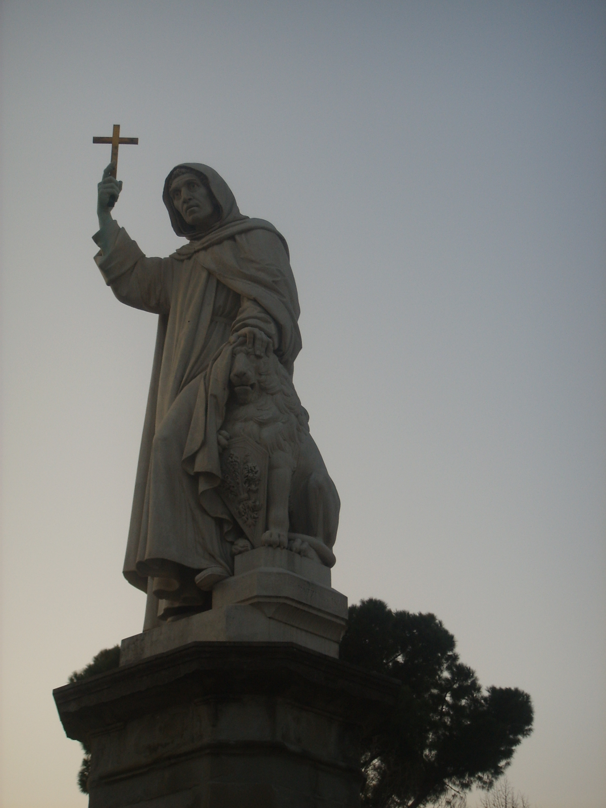 Monumento al frate domenicano in Piazza Savonarola a Firenze