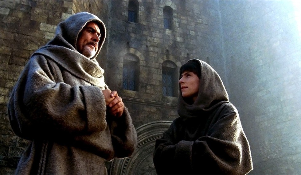 una-scena-del-film-il-nome-della-rosa-del-1986-con-sean-connery-e-christian-slater